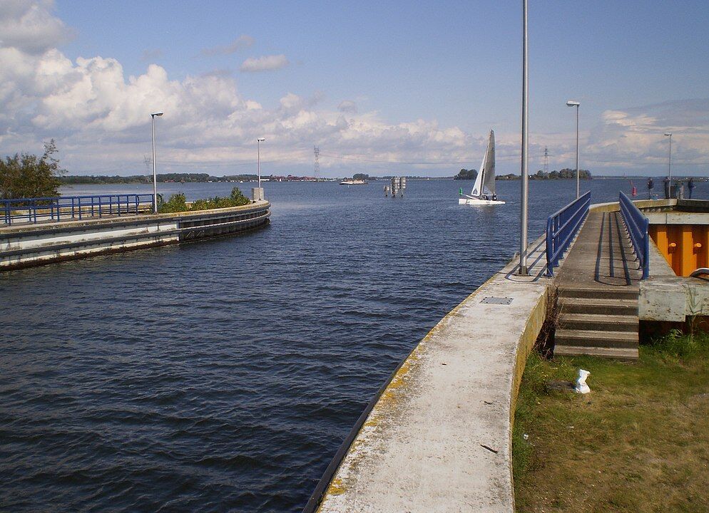 Embarcación próxima a cruzar el acueducto Veluwemeer de Países Bajos.