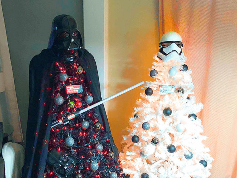 dos arboles de navidad. uno negro y otro blanco. de star wars.