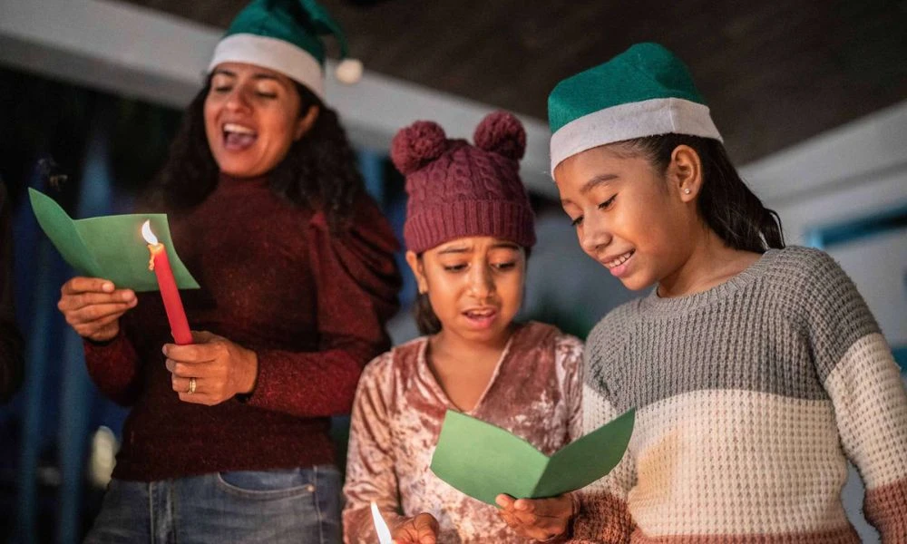 Jóvenes disfrutan de los villancicos.